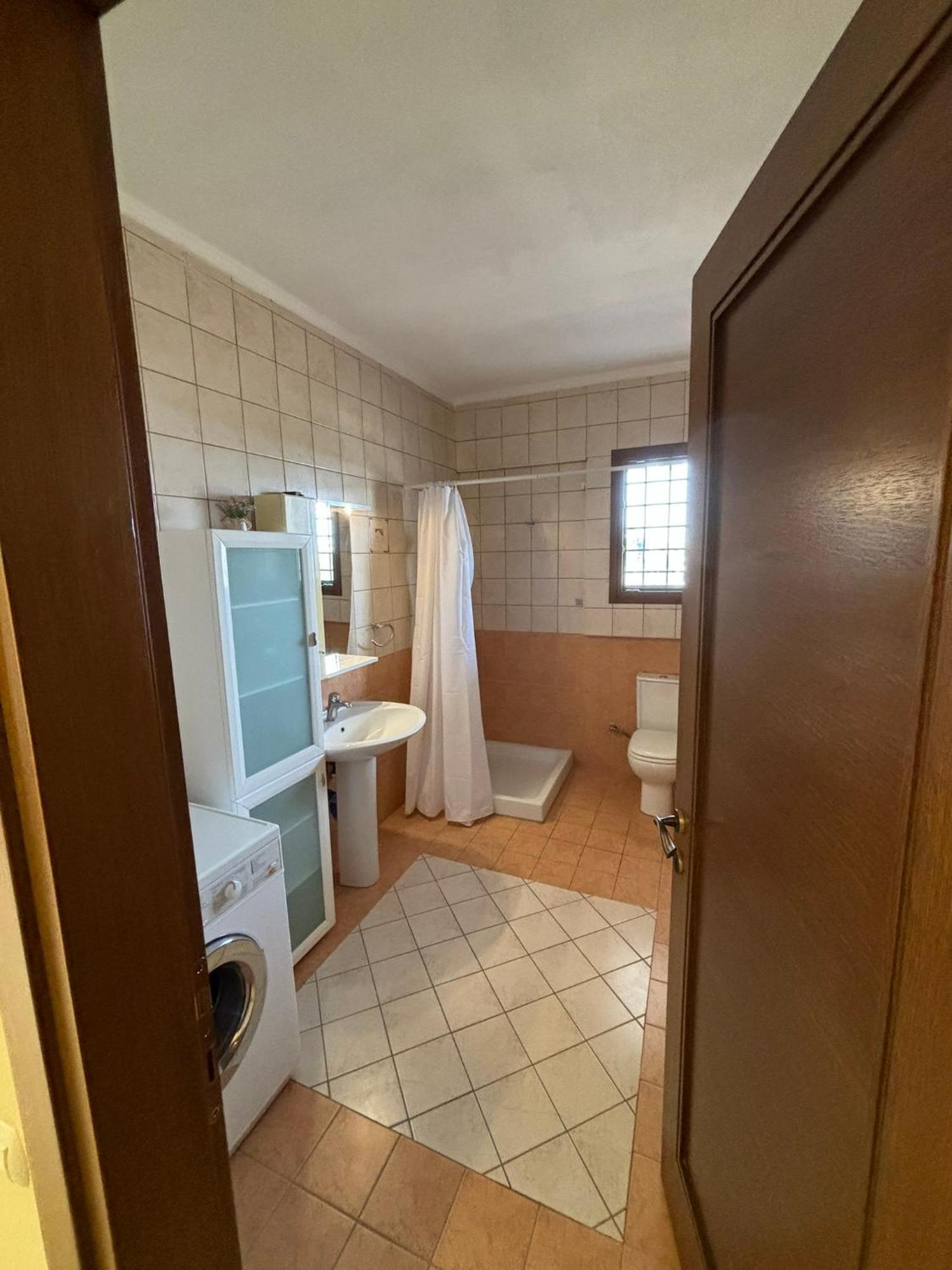 Lux - One Bedroom , Living , Kitchen , Bathroom - For 1 To 7 People, Also For Parties & Gatherings Up To 25 People, Only 15 Minutes From Thessaloniki Center And 8' Minutes From Thessaloniki Airport Apartament *
